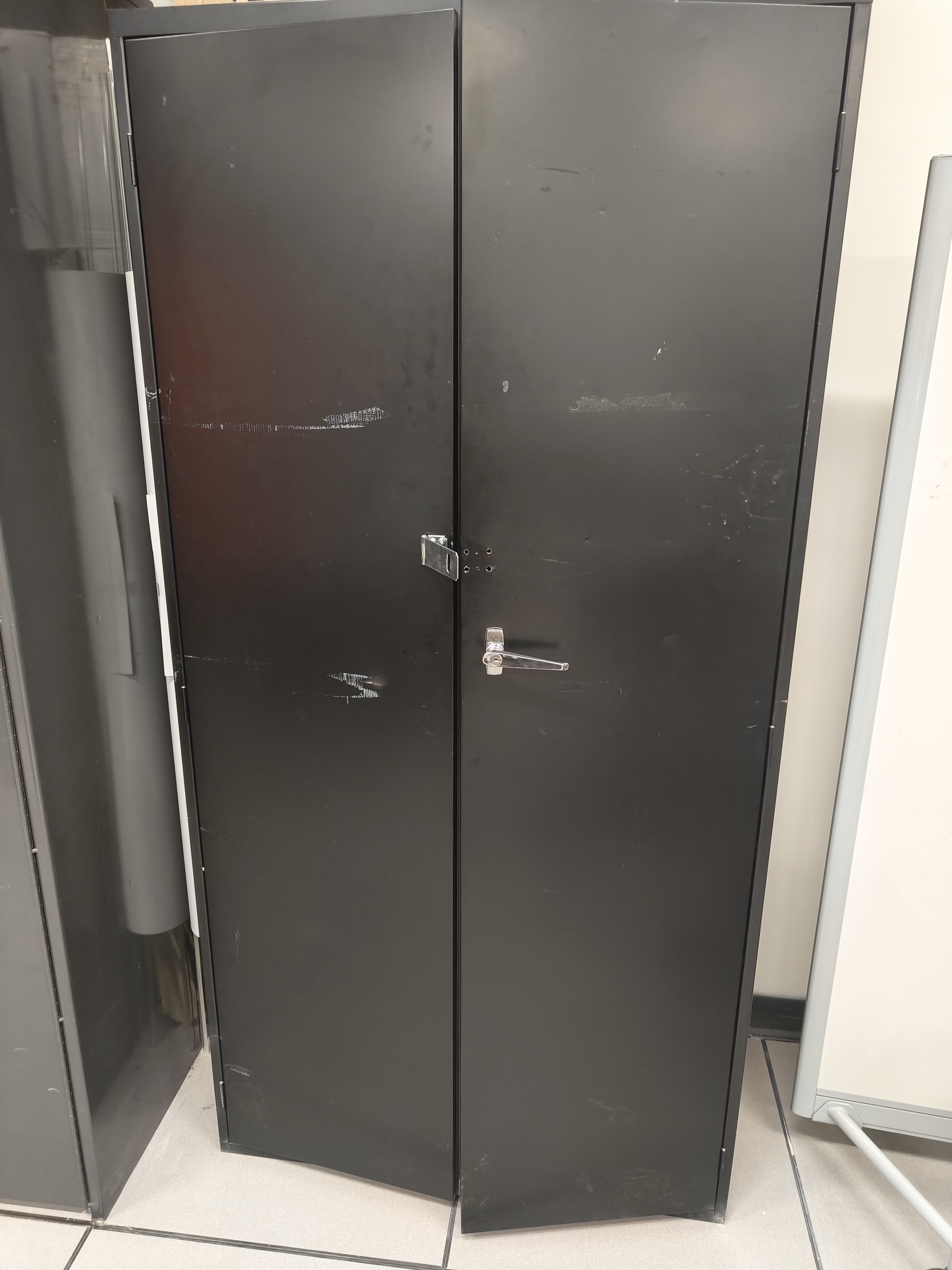 The sound of opening and closing cabinet