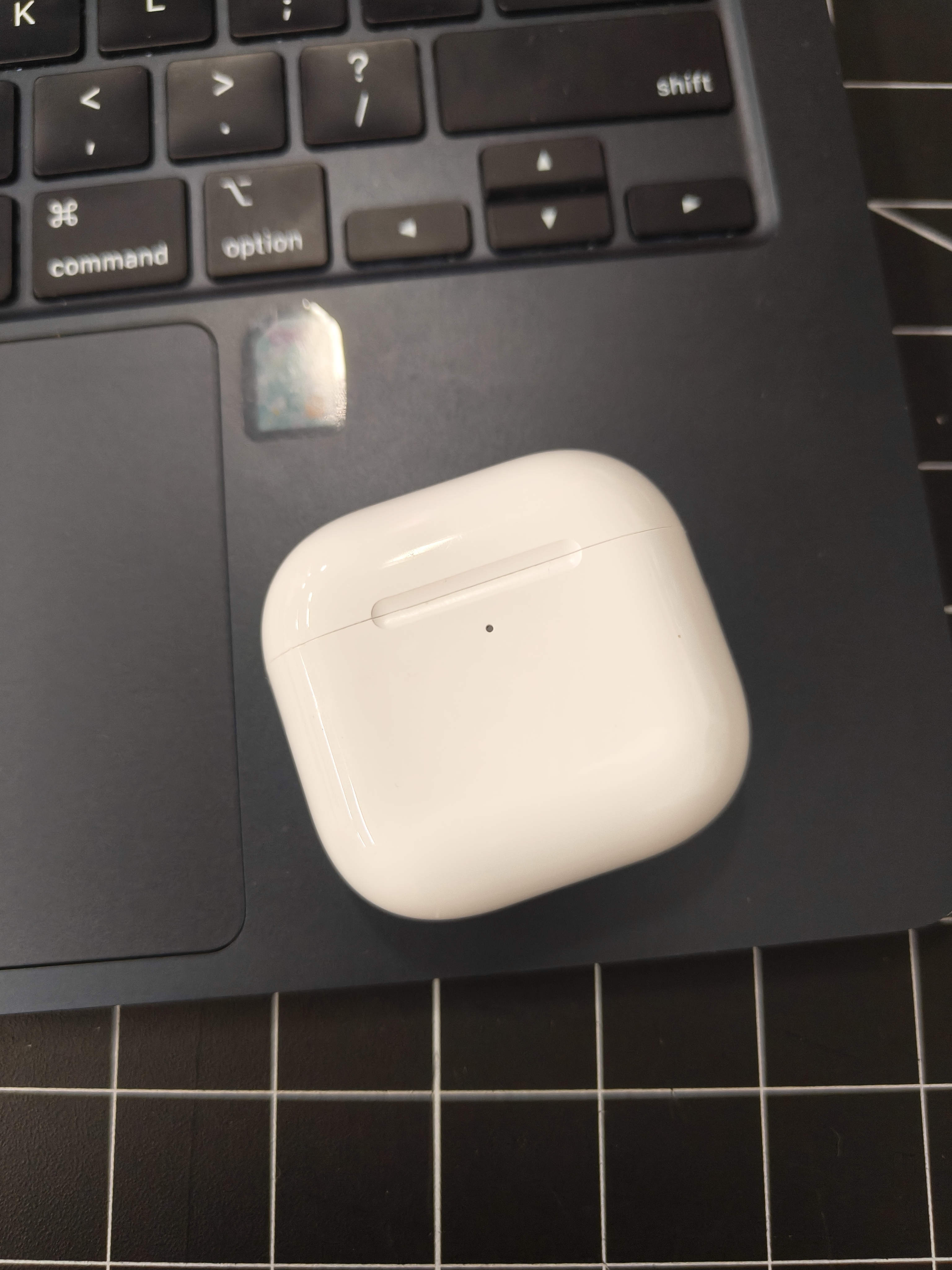 The sound of earphone opening and closing